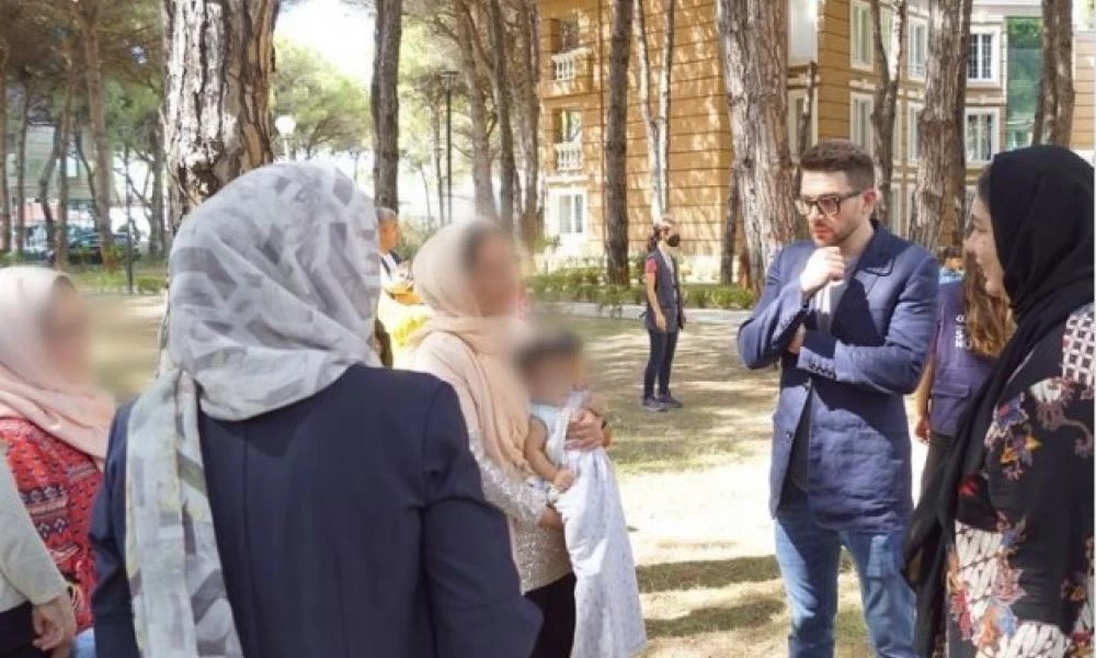 Ο γιος του Σόρος επισκέφτηκε τους Αφγανούς πρόσφυγες στο Δυρράχιο